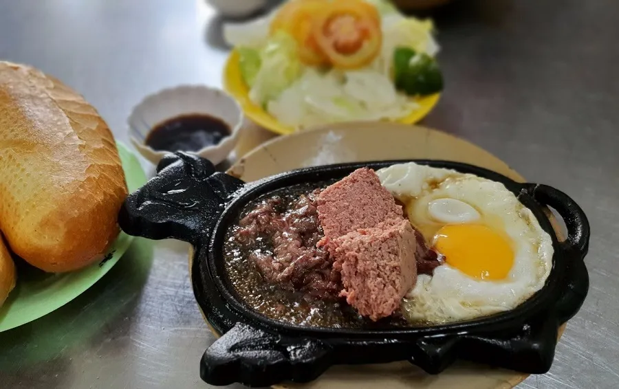 Bo ne is eaten with pate and eggs