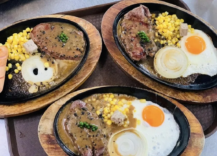 Bo ne is sprinkled with pepper when eaten to enhance the flavor