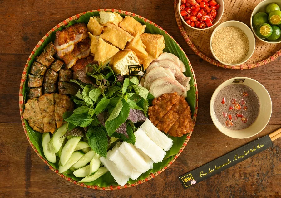 Bún có thể được ăn cùng dồi hoặc chả chiên