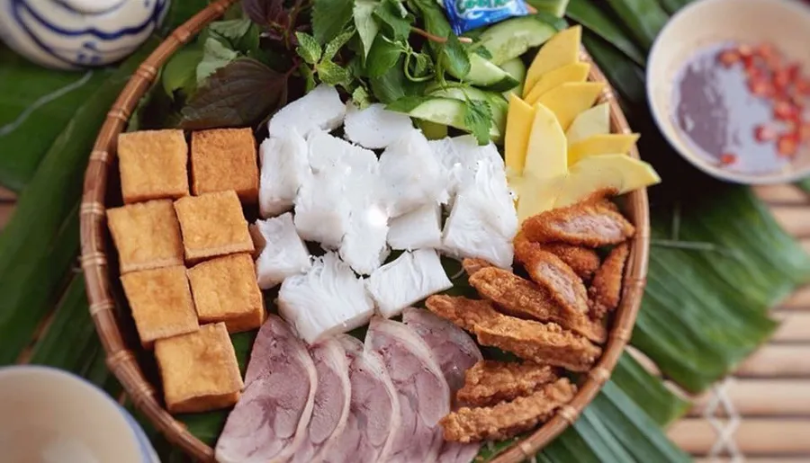 Đậu và chả cốm được rán giòn