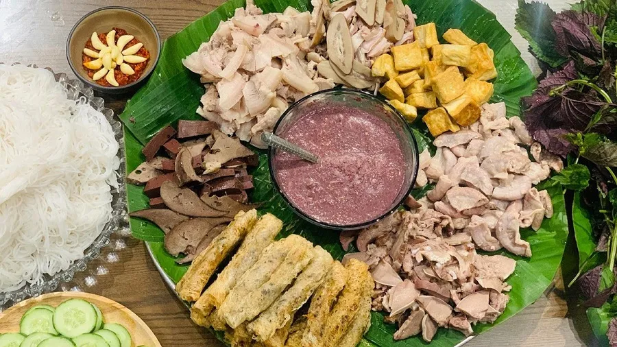 Noodles with tofu and shrimp paste are famous near and far