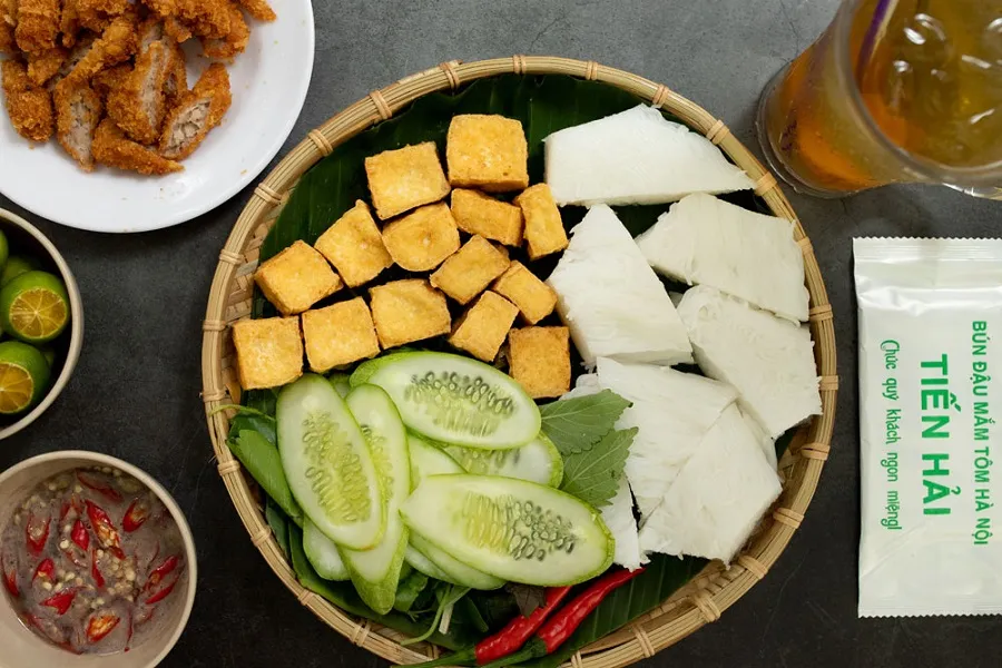 Mắm tôm cần được quậy đều trước khi thưởng thức