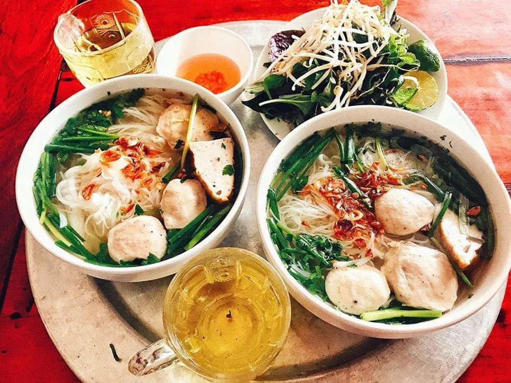 Bún mọc thường được ăn kèm rau sống
