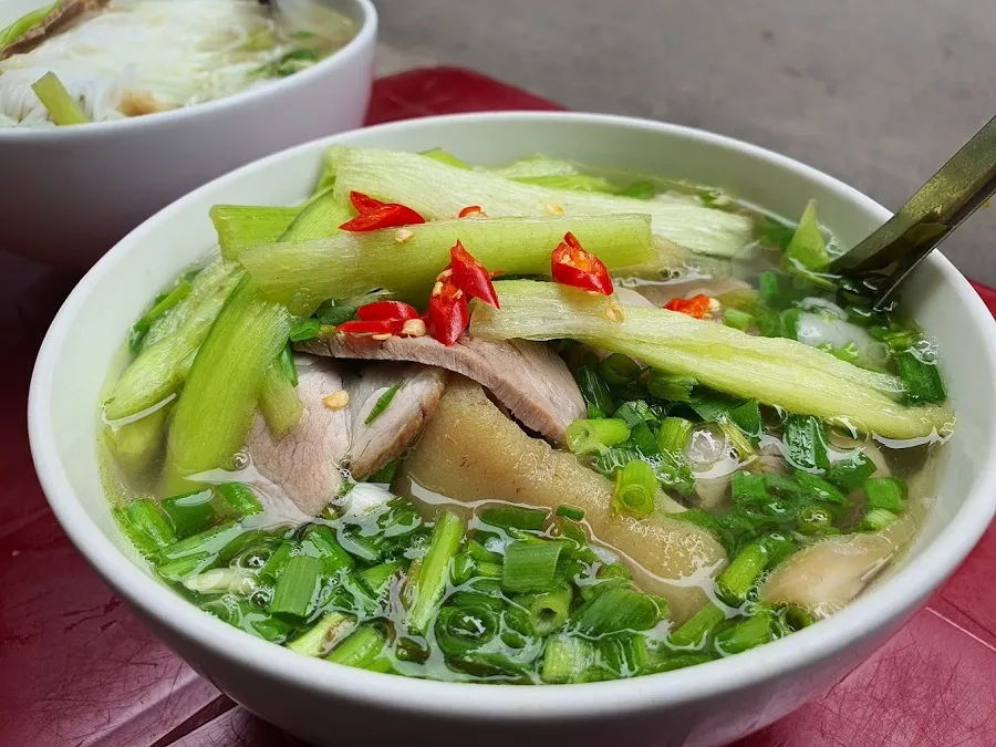 Rice noodle soup stands out with many types of vegetables and accompanying ingredients