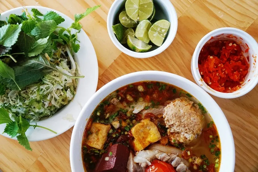 Bún riêu có thể kết hợp cùng nhiều loại nguyên liệu