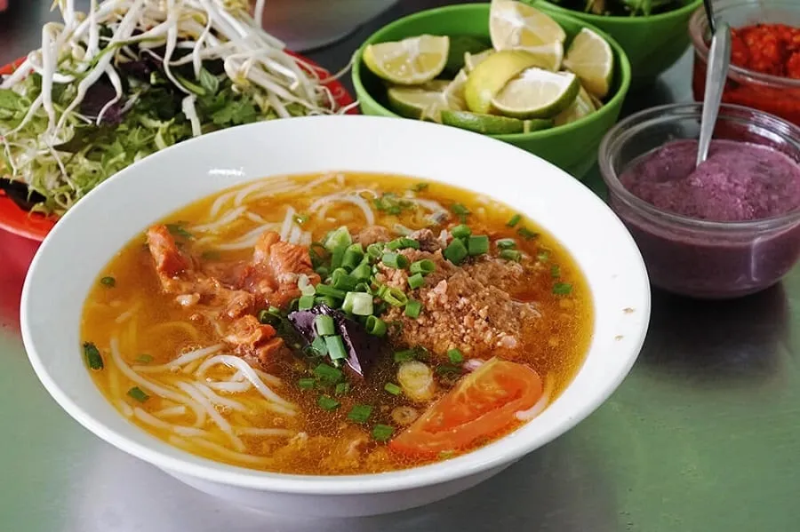 Bún được ăn kèm cùng nhiều loại rau để tăng hương vị