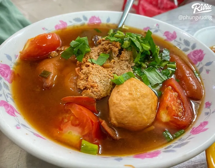 Nước dùng của bún riêu có độ thanh ngọt từ xương