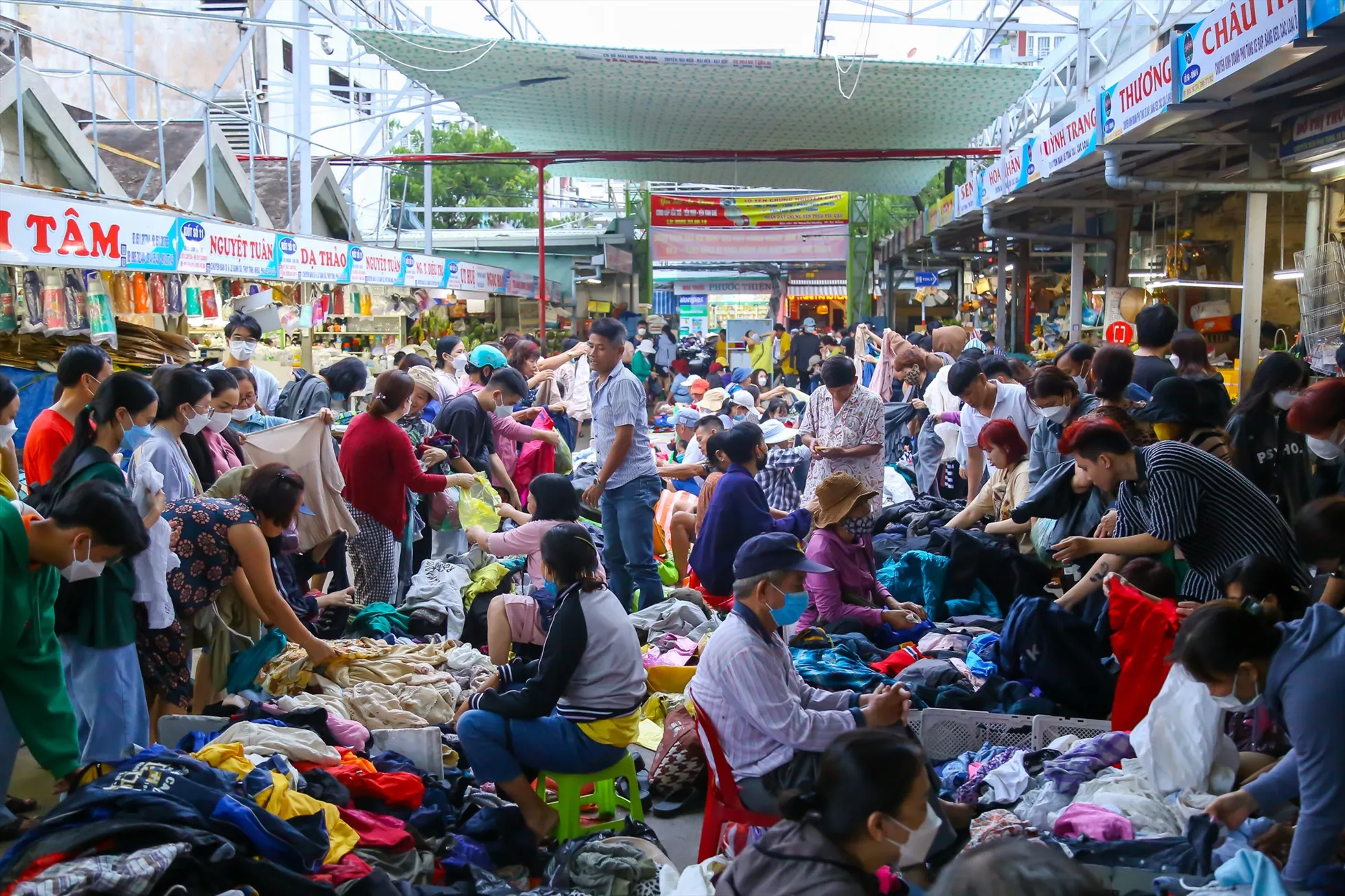 Hoạt động mua bán diễn ra tại chợ Cồn
