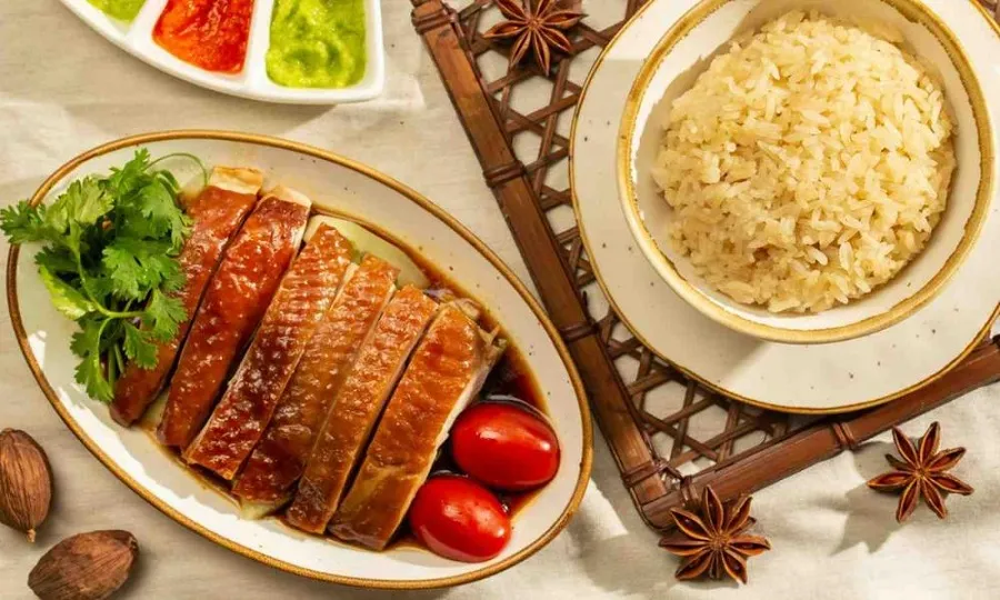 Hainanese chicken rice has a delicious flavor and is easy to prepare