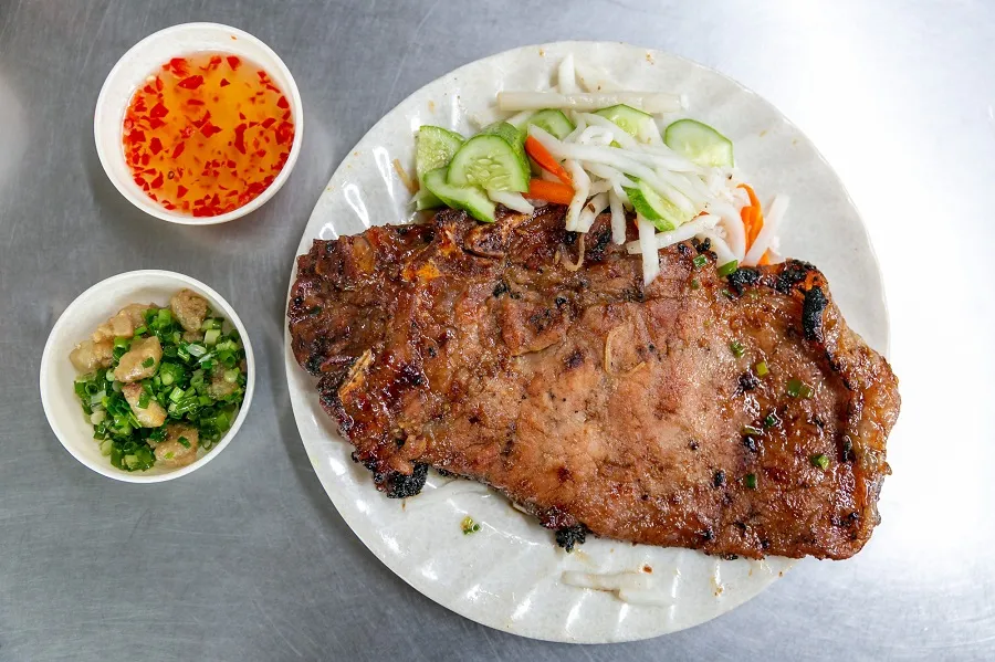 Cơm tấm với điểm nhấn là món sườn ăn cùng