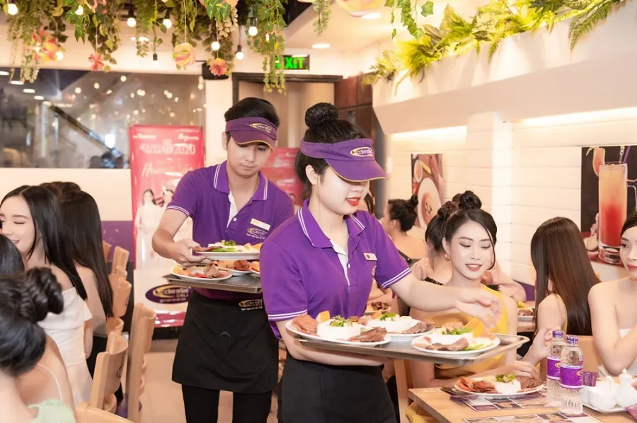 Cơm tấm Calo luôn đón tiếp khách hàng một cách chuyên nghiệp