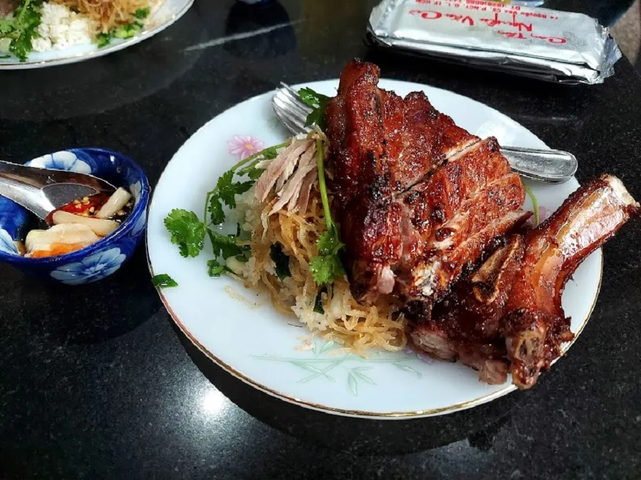 Mỗi quán ăn sẽ có cách chế biến cơm tấm mang nét đặc trung riêng