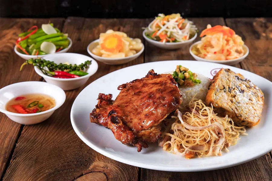 Sườn được nướng bằng than với nhiệt độ vừa đủ