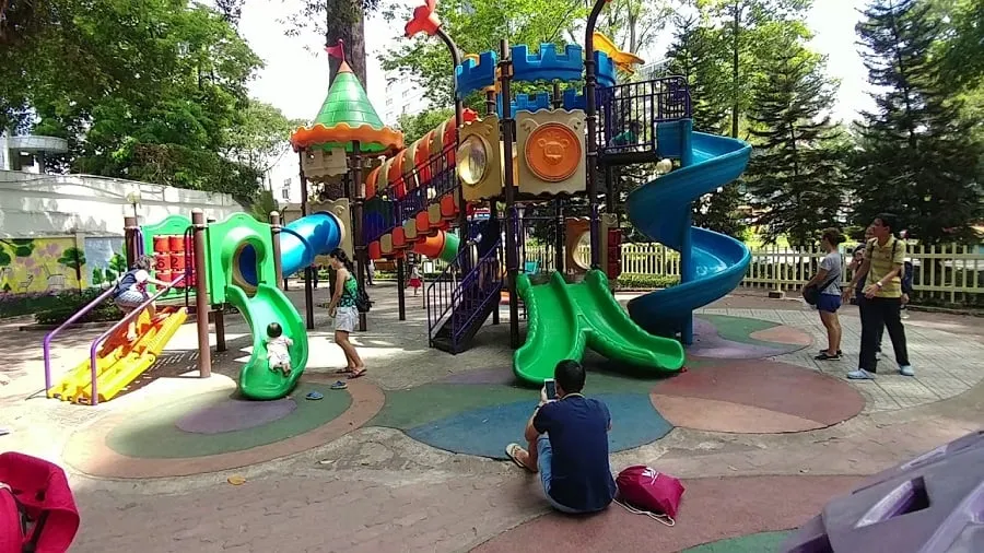 Khu vui chơi của công viên luôn là nơi được các bé yêu thích nhất