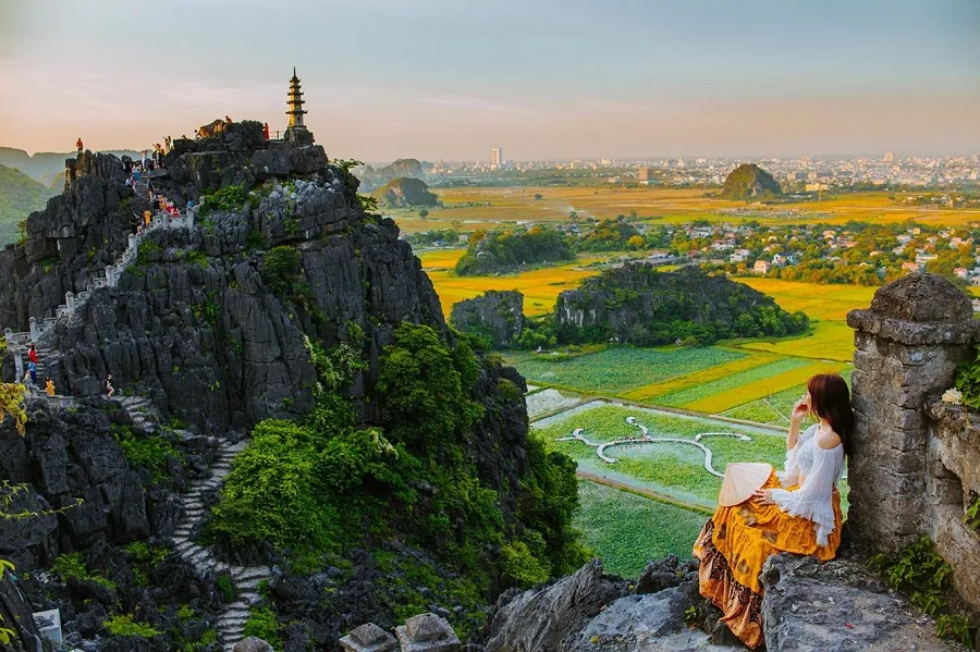 Hang Mua stands out magnificently in the heart of Ninh Binh