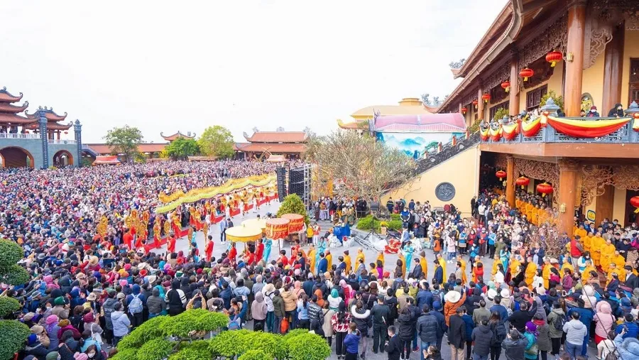 Every year, Khai Nguyen Pagoda Festival attracts many tourists to visit
