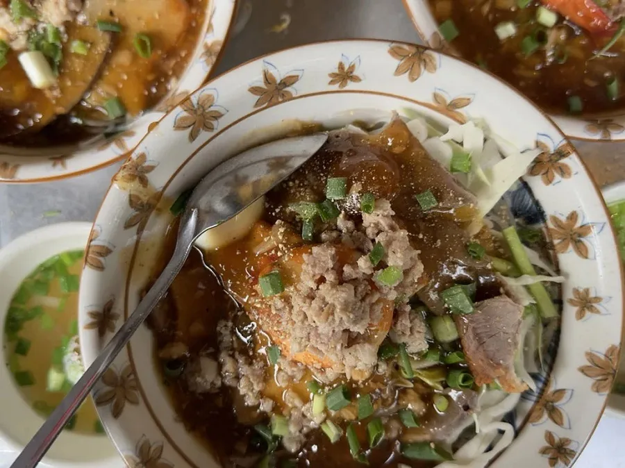 The chewy noodles attract diners