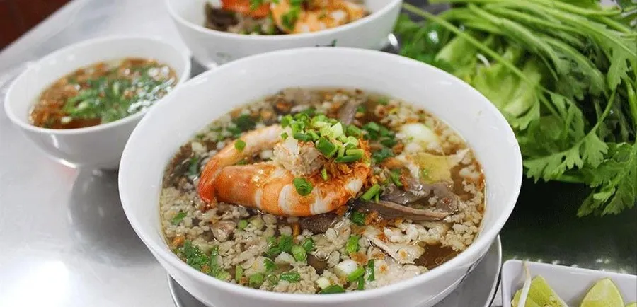 Southern wine noodle soup with sweet broth