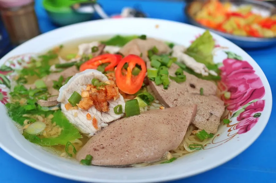 Hủ tiếu có thể được ăn kèm cùng nhiều loại rau để giảm độ ngấy