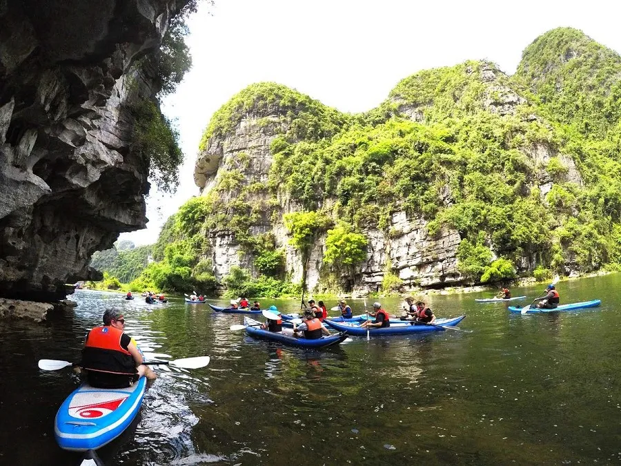 Tourists should row the boat with a guide group