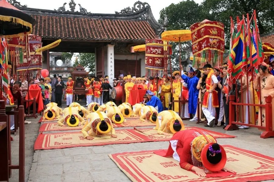 The procession of the god in the presence of the people