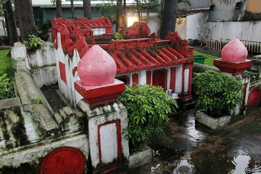 Khu mộ cổ lâu đời năm trong công viên Tao Đàn