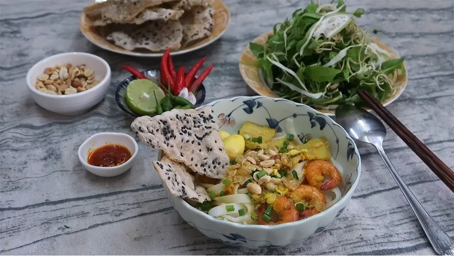 Mì được thêm nhiều loại nguyên liệu ăn kèm