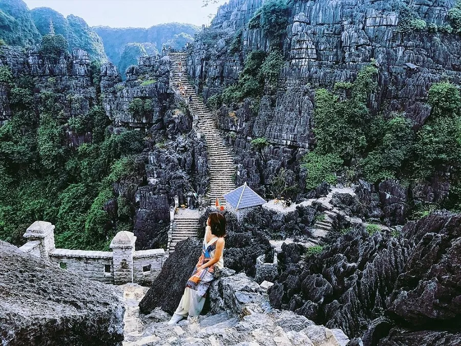 Travel to Mua Cave in spring to capture every moment