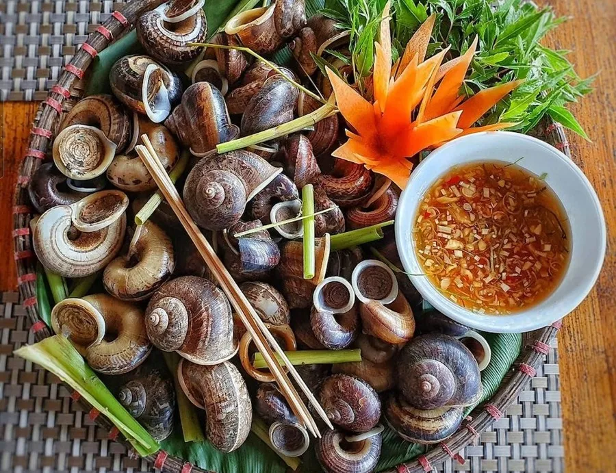Ninh Binh mountain snails at Vu Bao are served at all times