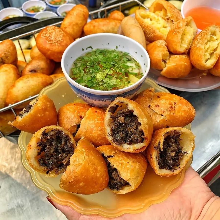 Bánh rán mặn có lớp vỏ vàng giòn