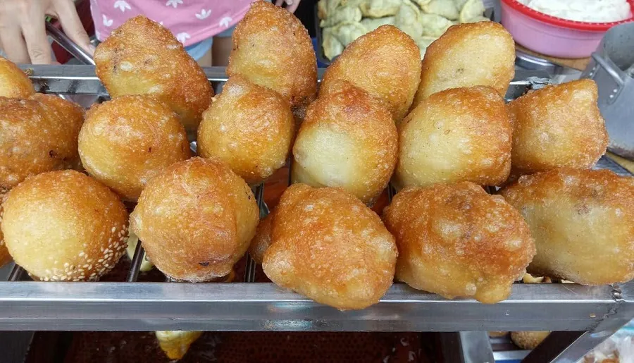 Bánh rán chiên xong được để ráo dầu