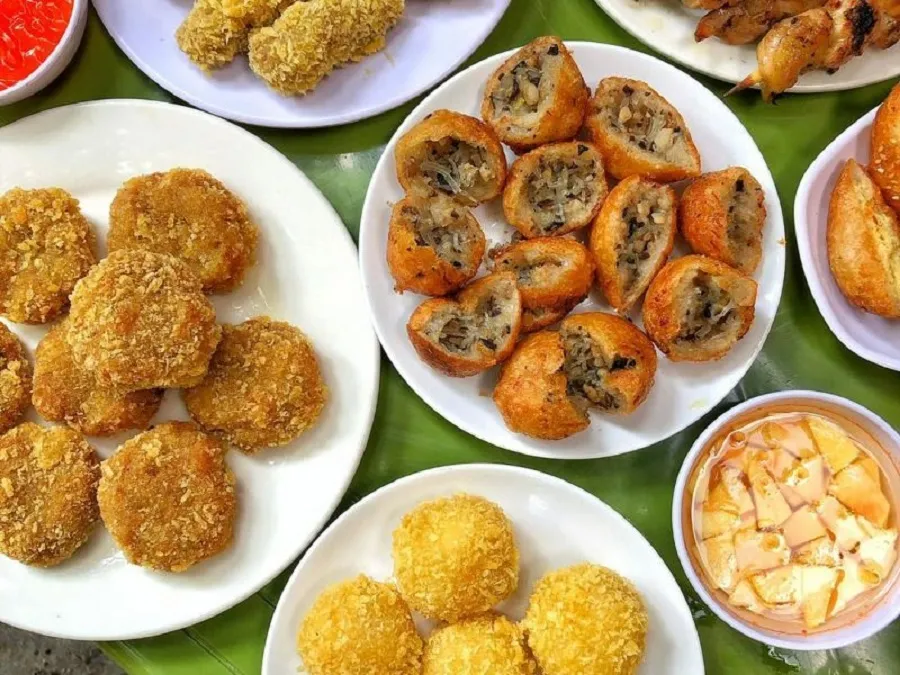 Lý Quốc Sư nổi tiếng với món bánh rán mặn cũng như nhiều món ăn mặn khác