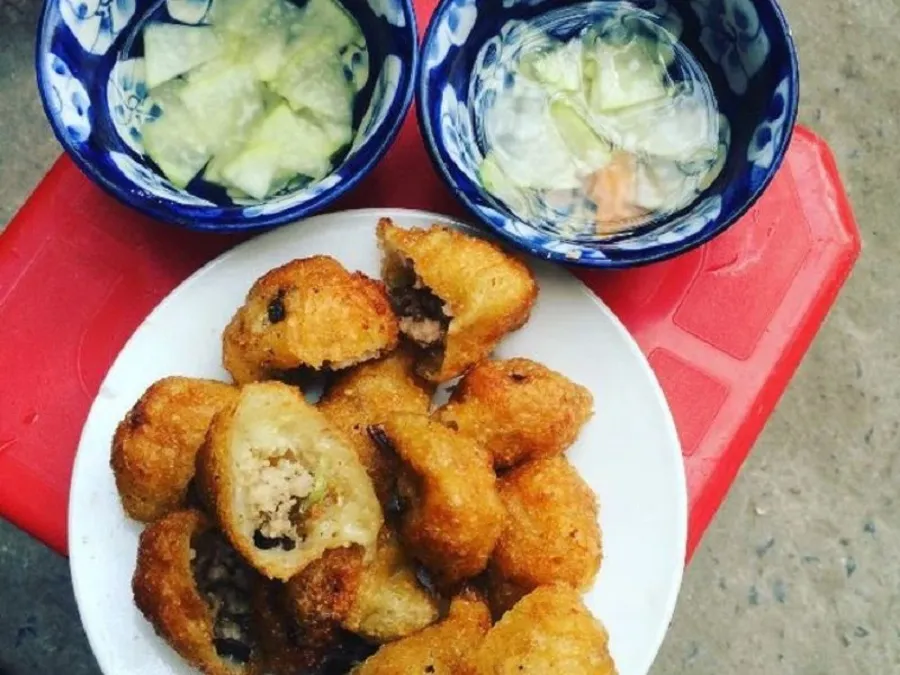 Bánh rán mặn có nhân thịt và mộc nhĩ bên trong
