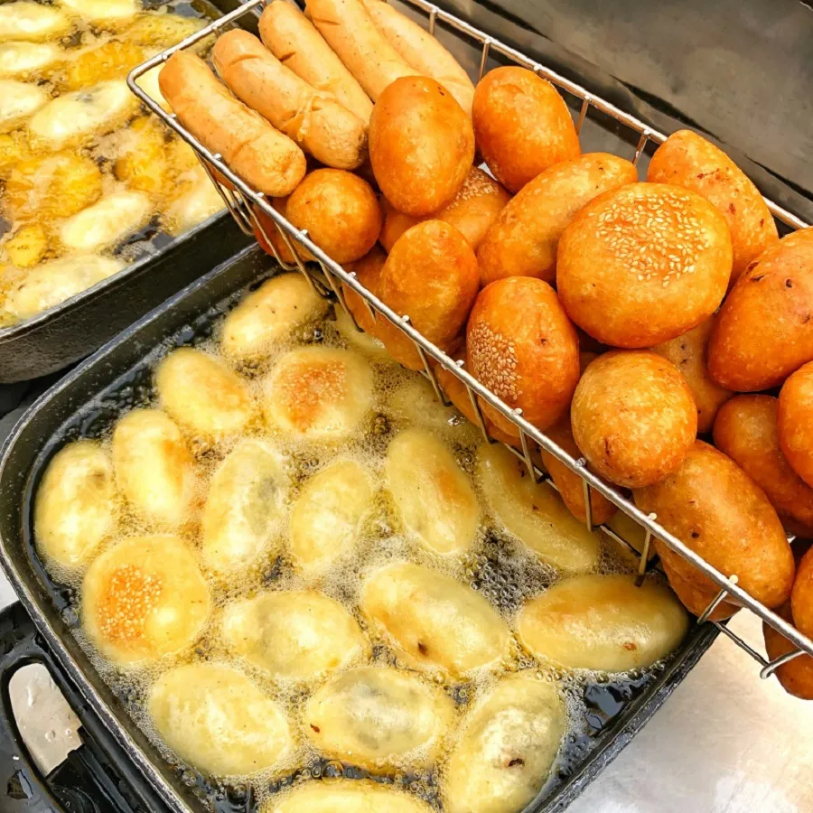 Để vỏ giòn bánh rán cần được chiên ngập dầu