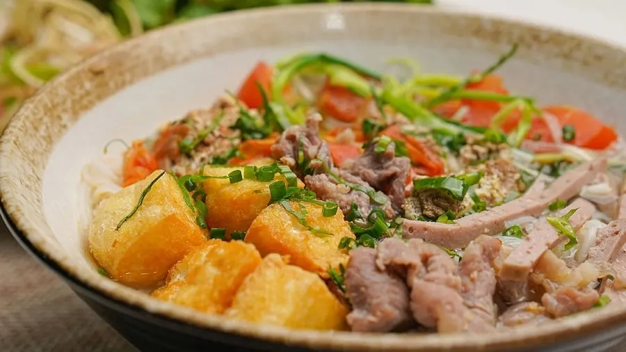 Cách chế biến bún riêu cũng đòi hỏi sự khéo léo của người nấu