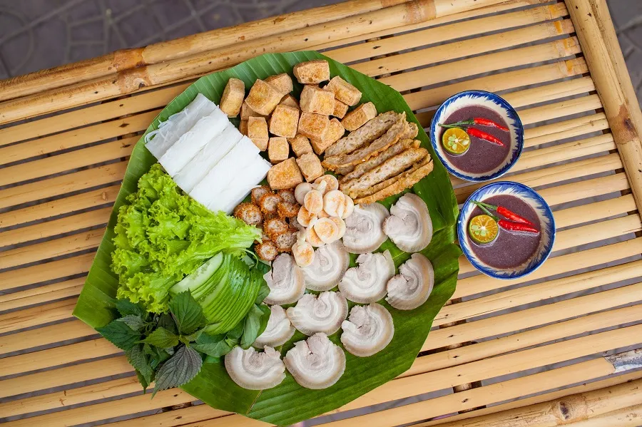 Bún đậu mắm tôm có thể được ăn kèm rau