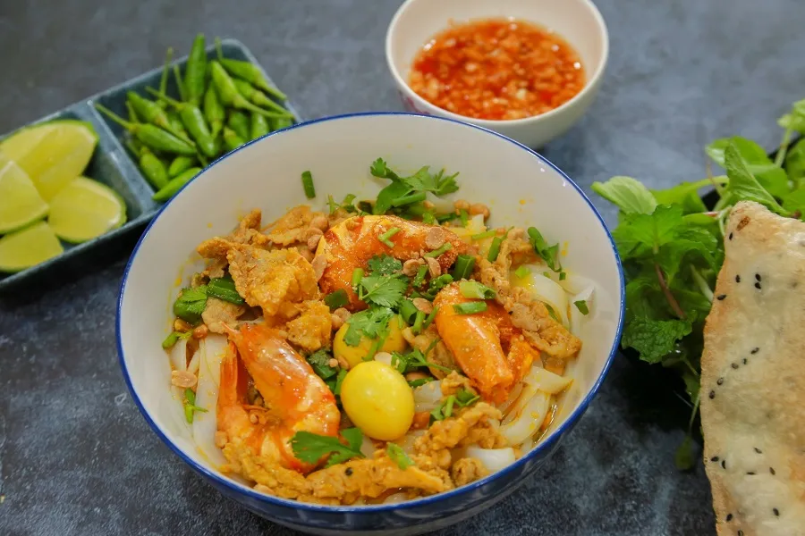 Ăn cùng mì gồm tôm, thịt, trứng cùng nhiều nguyên liệu khác