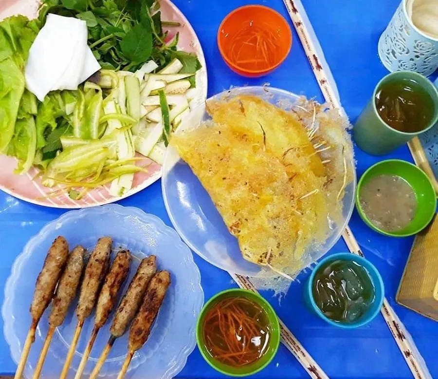 The cake is served with vegetable cream dipped in sweet and sour fish sauce