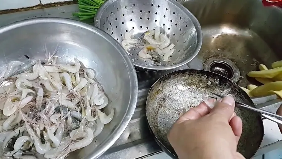 Shrimp must be cleaned before marinating the ingredients