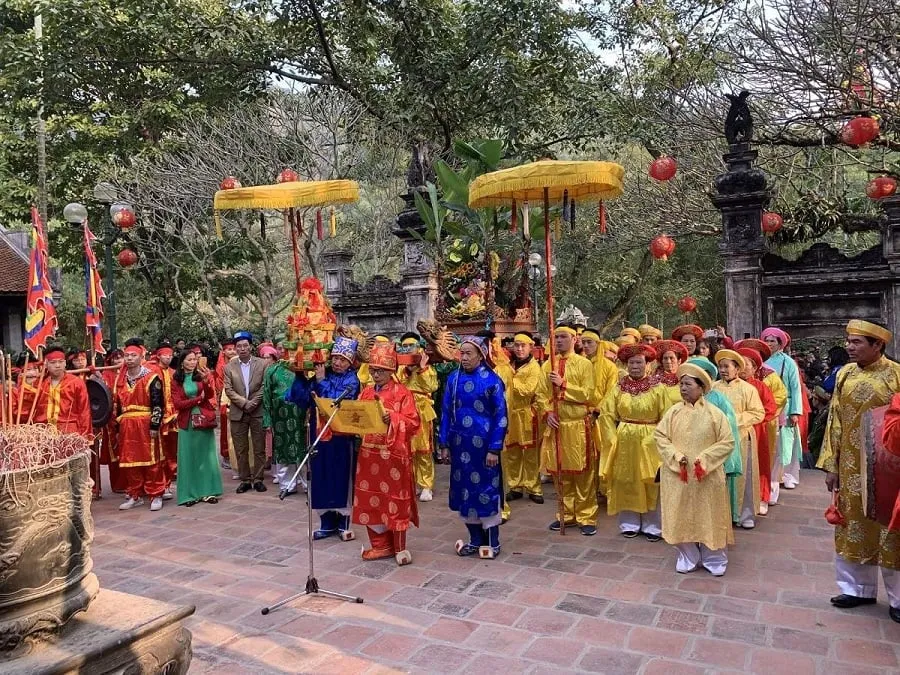 The procession of carrying a palanquin into the temple is full of respect