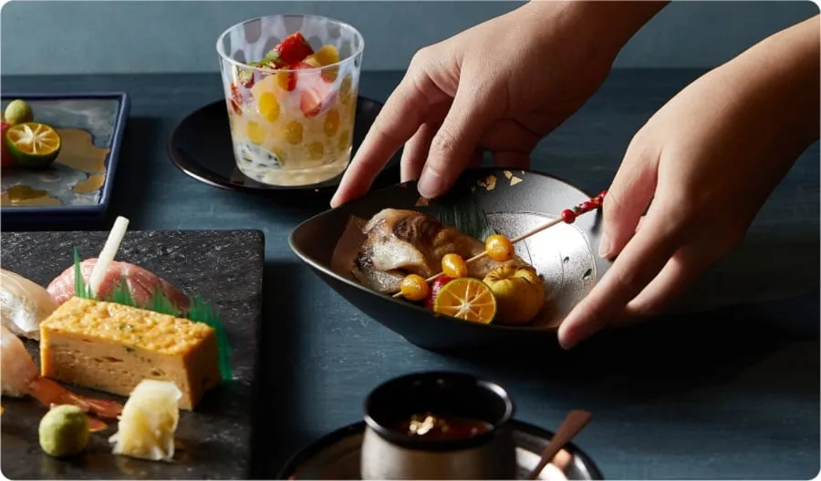 Mỗi món ăn được trang trí rực rỡ nhưng không kém phần tinh tế