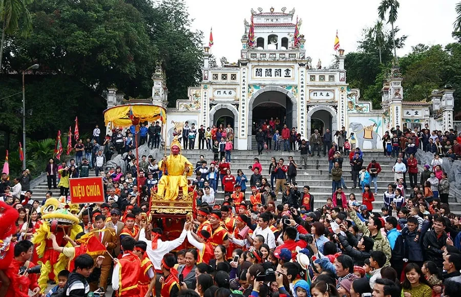 Co Loa Temple Festival originated from the event that King An Duong Vuong held a feast to welcome the king
