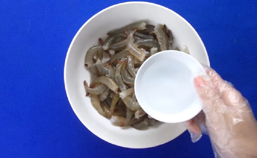 Mix shrimp paste and salt for shrimp paste