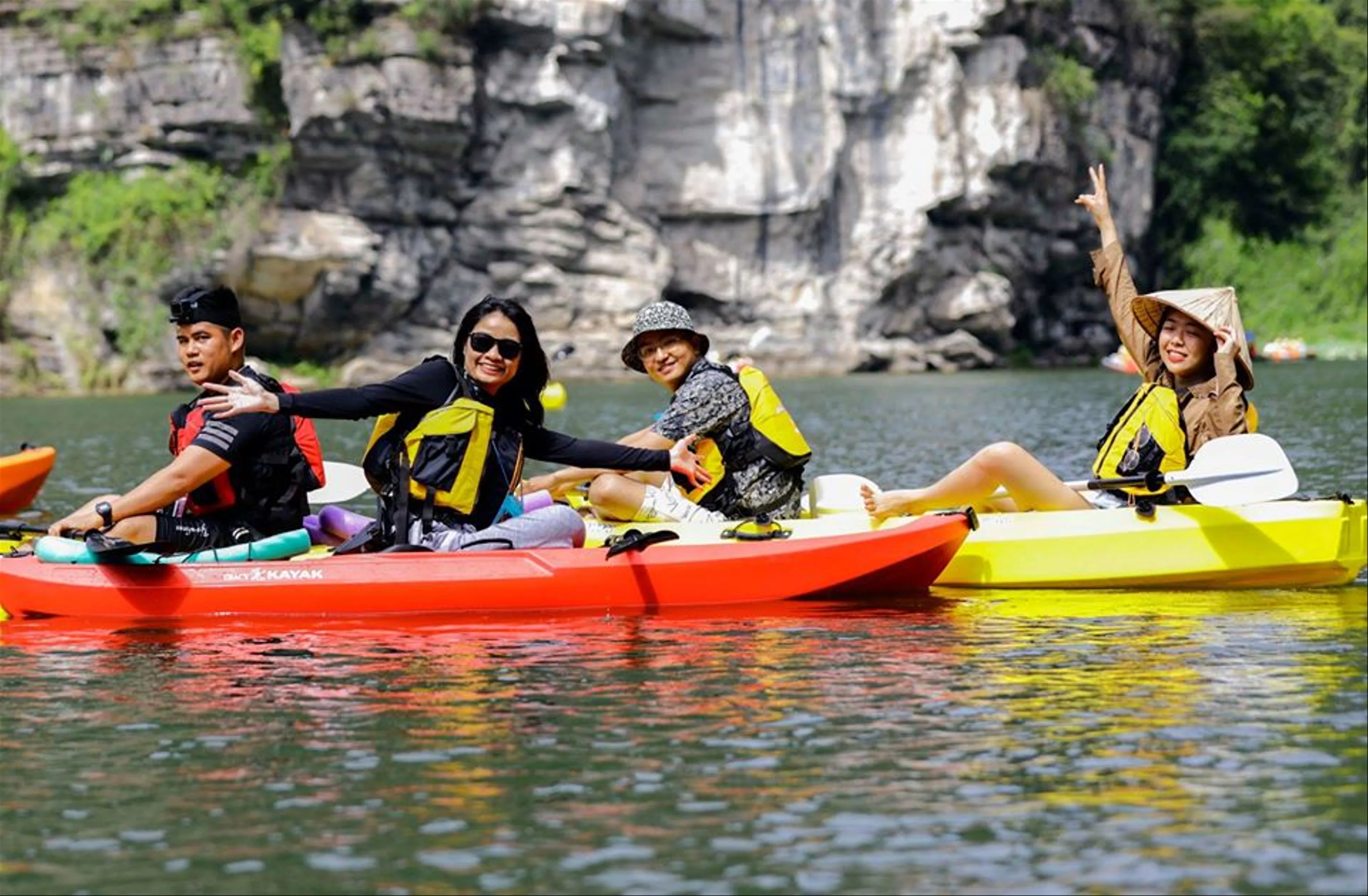Top những điểm đẹp nhất khi chèo Kayak ở Tràng An