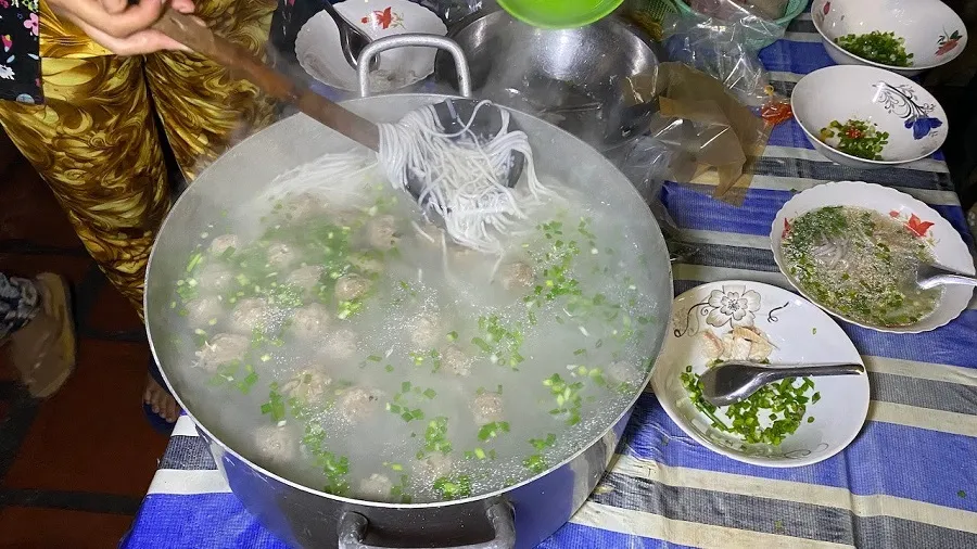 Banh canh is combined with many types of vegetables to enhance the flavor