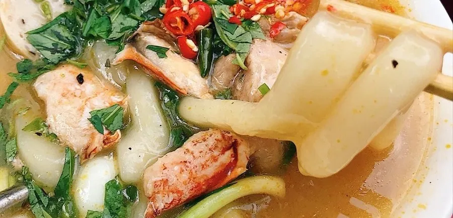 Banh noodle soup attracts all diners because of its rich flavor