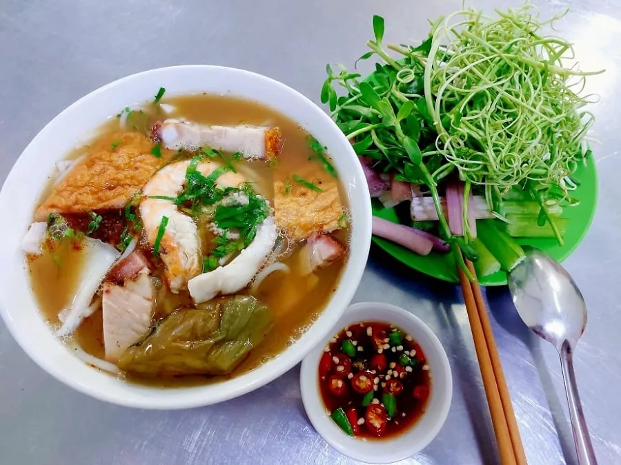 Some regions will eat it with roasted meat in vermicelli fish sauce