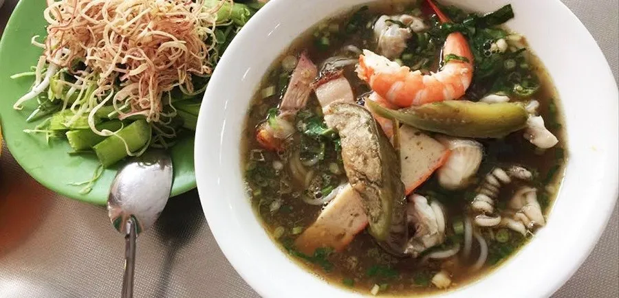 Many types of seafood are combined with vermicelli and fish sauce