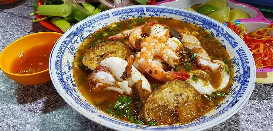 Vermicelli with fish sauce is eaten with many vegetables to reduce bloating