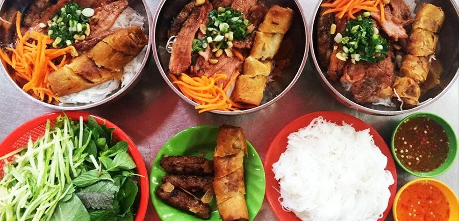 Bún được ăn thêm cùng nhiều loại rau để giảm độ ngấy